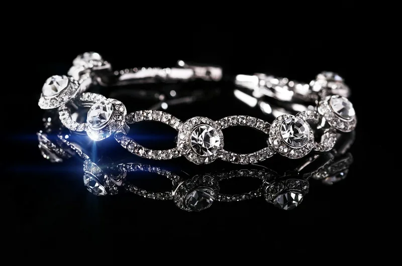 Diamond bracelet macro — atelier craft